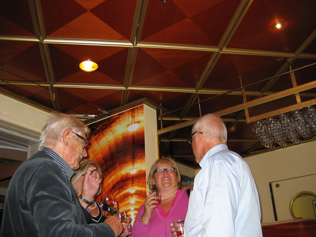 M&ouml;te i baren, Mats, Lena (skymd), Maria och Kjell